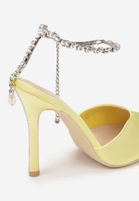 Renee - Żółte Sandały Helina. Nosek buta: szpiczasty. Kolor: żółty. Materiał: satyna, lakier. Wzór: aplikacja. Styl: glamour #5