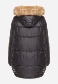 Born2be - Czarna Pikowana Kurtka o Trapezowym Kroju z Kapturem i Odpinanym Futerkiem Deolaine. Okazja: na co dzień. Typ kołnierza: kaptur. Kolor: czarny. Materiał: futro. Długość rękawa: długi rękaw. Długość: długie. Styl: casual, elegancki #7