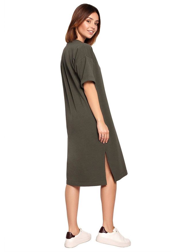 BE - Swobodna shirtowa sukienka midi z krótkim rękawem khaki. Kolor: brązowy. Długość rękawa: krótki rękaw. Długość: midi