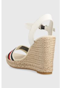 TOMMY HILFIGER - Tommy Hilfiger sandały CORPORATE WEDGE damskie kolor beżowy na koturnie FW0FW07086. Zapięcie: klamry. Kolor: beżowy. Materiał: materiał. Obcas: na koturnie #2