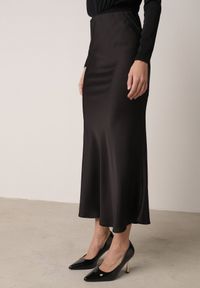 Born2be - Czarna Satynowa Spódnica z Lekko Rozkloszowanym Dołem Zinnemira. Kolor: czarny. Materiał: satyna. Styl: elegancki, klasyczny #5