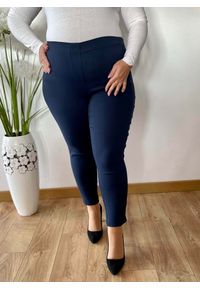 Nasi partnerzy - Granatowe spodnie chinosy Nina z zamkami 7/8 PLUS SIZE XXL. Okazja: na co dzień, do pracy, na spacer. Kolekcja: plus size. Kolor: niebieski. Materiał: poliester, elastan, tkanina, materiał, włókno, wiskoza. Długość: krótkie. Styl: casual #1