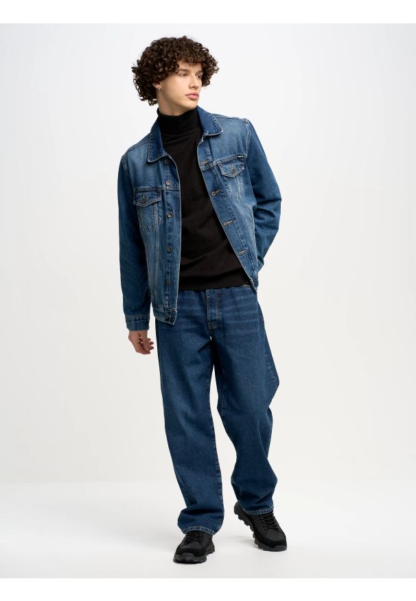 Big-Star - Sweter męski z golfem czarny Charis 906. Okazja: na co dzień. Typ kołnierza: golf. Kolor: czarny. Materiał: żakard, jeans, skóra, dzianina, bawełna, materiał. Wzór: aplikacja, kolorowy. Styl: klasyczny, elegancki, casual