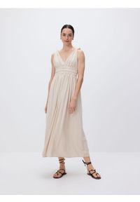 Reserved - Sukienka maxi z marszczeniem - beżowy. Kolor: beżowy. Materiał: dzianina, wiskoza. Długość: maxi