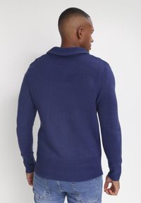 Born2be - Granatowy Sweter Cretadus. Kolor: niebieski. Materiał: jeans, dzianina. Długość rękawa: długi rękaw. Długość: długie. Wzór: jednolity, gładki. Sezon: jesień, zima. Styl: klasyczny, elegancki