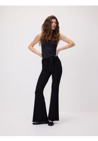 Reserved - Spodnie z wiskozą - czarny. Kolor: czarny. Materiał: wiskoza