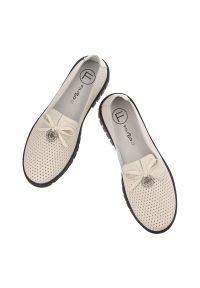 Beżowe Mokasyny Filippo Modne Wsuwane Obuwie Damskie. Okazja: na co dzień. Zapięcie: bez zapięcia. Kolor: beżowy. Materiał: materiał. Wzór: ażurowy. Styl: casual #5