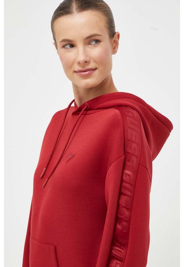 Guess bluza damska kolor czerwony z kapturem z nadrukiem. Typ kołnierza: kaptur. Kolor: czerwony. Materiał: materiał, dzianina, wiskoza. Wzór: nadruk