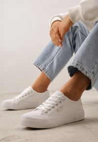 Born2be - Białe Trampki VICES Ozdobione Napisem Riovanne. Okazja: na co dzień. Kolor: biały. Wzór: aplikacja, napisy. Styl: casual, elegancki, klasyczny #1