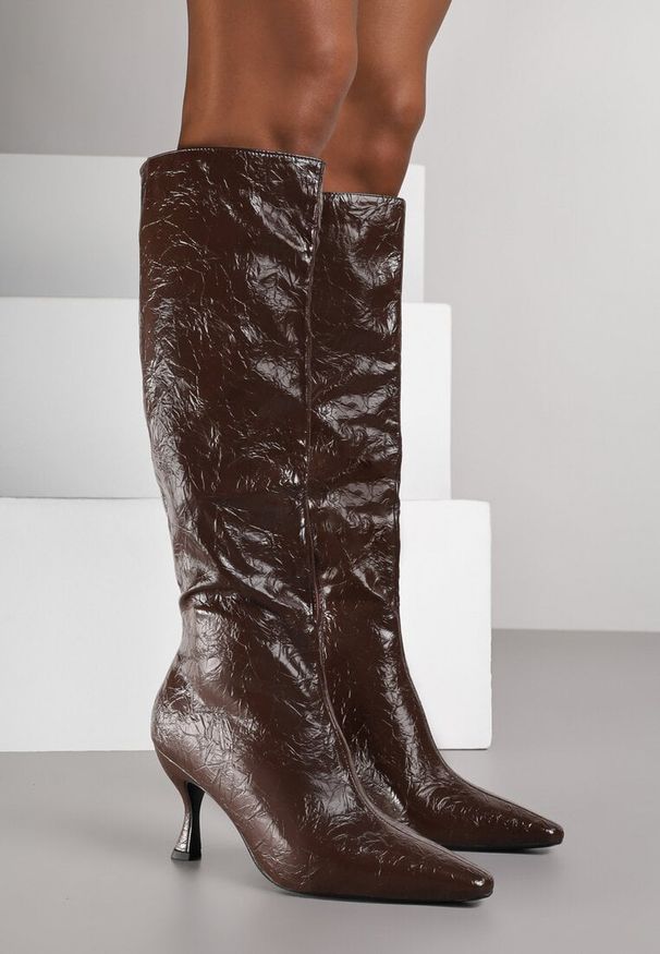 Born2be - Brązowe Kozaki na Szpilce Vices z Marszczoną Cholewką z Efektem Spękań Tidvire. Okazja: na co dzień. Kolor: brązowy. Materiał: jeans. Szerokość cholewki: normalna. Obcas: na szpilce. Styl: casual, klasyczny, elegancki