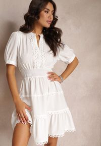 Renee - Biała Sukienka Mini z Gumkami w Talii z Krótkim Rękawem i Koronką Jelina. Kolor: biały. Materiał: koronka. Długość rękawa: krótki rękaw. Wzór: koronka. Długość: mini #2