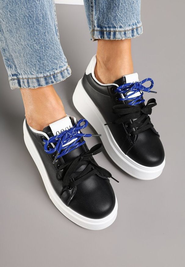 Renee - Czarno-Białe Sneakersy z Podwójnym Sznurowaniem Zdivoria. Kolor: czarny