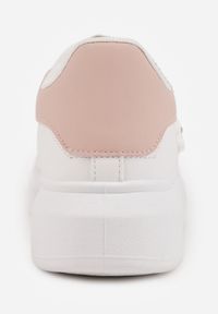 Born2be - Biało-Różowe Klasyczne Sneakersy z Ozdobną Zawieszką Tenevia. Okazja: na spacer. Nosek buta: okrągły. Zapięcie: sznurówki. Kolor: biały. Materiał: jeans. Sport: turystyka piesza #8