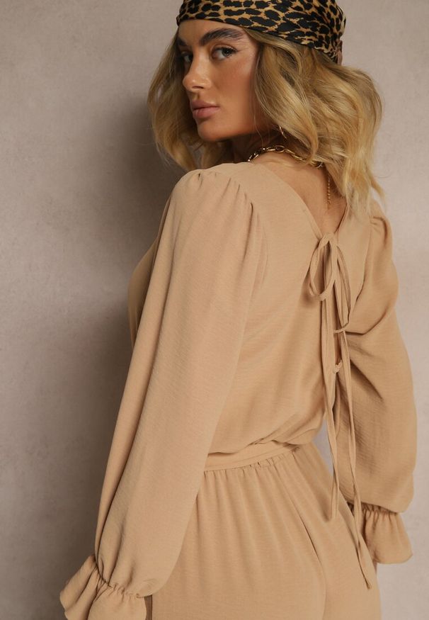 Renee - Beżowy Casualowy Kombinezon z Paskiem i Gumką w Pasie Wiązany na Plecach Melodette. Okazja: na co dzień. Kolor: beżowy. Materiał: tkanina. Styl: casual