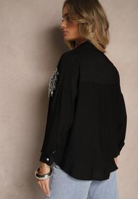 Renee - Czarna Koszula z Wiskozą o Kroju Oversize z Cyrkoniową Aplikacją Maliera. Okazja: na co dzień. Kolor: czarny. Materiał: wiskoza. Długość rękawa: długi rękaw. Długość: długie. Wzór: aplikacja. Sezon: lato, wiosna. Styl: casual, elegancki #3