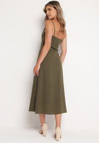 Born2be - Zielona Sukienka o Rozkloszowanym Kroju na Ramiączkach Naouise. Okazja: na ślub cywilny, na wesele, na randkę. Typ kołnierza: dekolt w kształcie V. Kolor: zielony. Materiał: lakier, tkanina. Długość rękawa: na ramiączkach. Sezon: lato. Typ sukienki: oversize, rozkloszowane #7