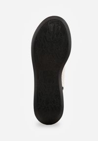 Born2be - Białe Sandały Vices na Koturnie Ażurowe z Ozdobą Aterina. Okazja: na co dzień. Kolor: biały. Wzór: aplikacja, ażurowy. Sezon: wiosna, lato. Obcas: na koturnie. Styl: elegancki, klasyczny, casual #8