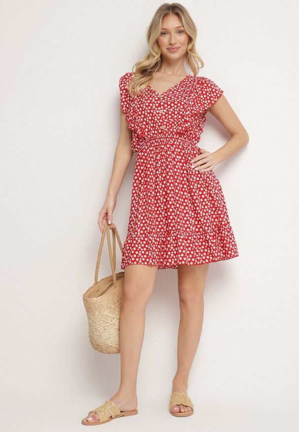 Born2be - Czerwona Rozkloszowana Sukienka z Bawełny w Kwiaty z Guzikami Ronelle. Okazja: na randkę, na spacer, na co dzień. Kolor: czerwony. Materiał: bawełna. Wzór: kwiaty. Typ sukienki: rozkloszowane, proste. Styl: casual, elegancki