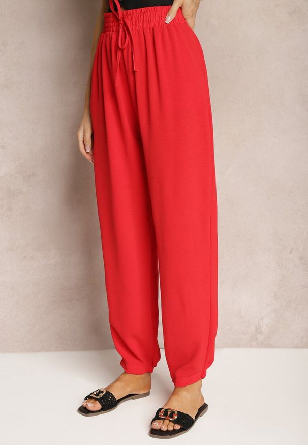 Renee - Czerwone Casualowe Spodnie High Waist Wykończone Gumką w Pasie Dimrue. Okazja: na co dzień. Stan: podwyższony. Kolor: czerwony. Styl: casual