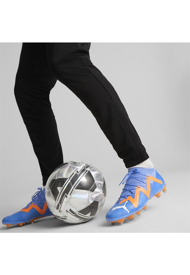 Buty piłkarskie męskie Puma Future Pro Fgag. Zapięcie: sznurówki. Kolor: wielokolorowy, pomarańczowy, żółty, biały, niebieski. Materiał: materiał, syntetyk. Szerokość cholewki: normalna. Sport: piłka nożna