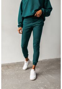 Marsala - Spodnie dresowe w kolorze butelkowej zieleni z przeszyciami - SIMON BY MARSALA. Okazja: na co dzień. Kolor: zielony. Materiał: dresówka. Styl: casual #1