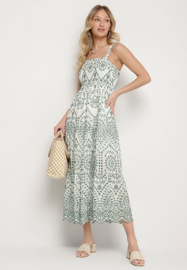 Born2be - Zielono-Biała Bawełniana Sukienka Ozdobiona Haftem Sadonique. Okazja: na co dzień. Kolor: zielony. Materiał: bawełna. Długość rękawa: na ramiączkach. Wzór: aplikacja, haft. Styl: casual, elegancki