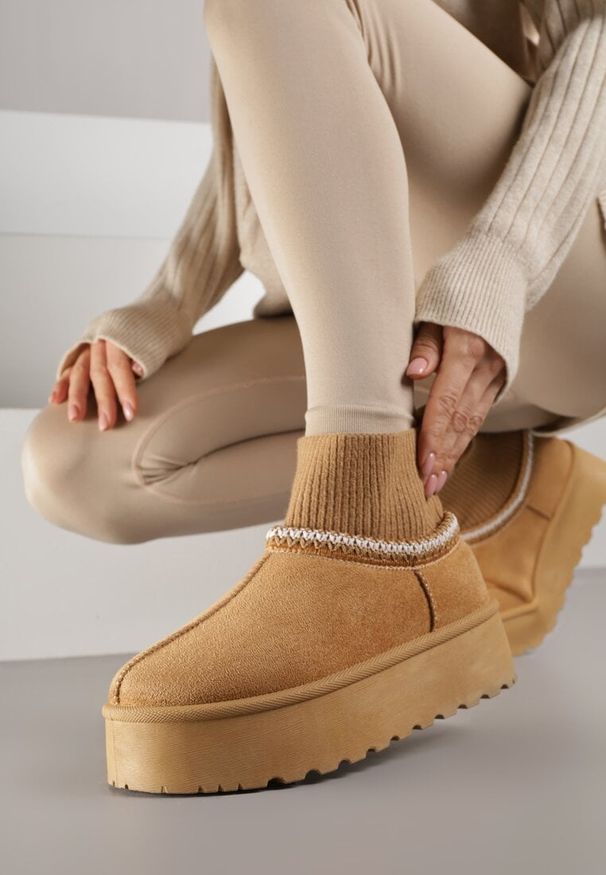 Born2be - Jasnobrązowe Śniegowce VICES na Grubej Podeszwie z Haftem i Skarpetkową Cholewką Enantia. Okazja: na co dzień. Kolor: brązowy. Materiał: jeans. Szerokość cholewki: normalna. Wzór: haft. Styl: elegancki, casual