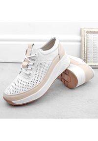 Skórzane półbuty sportowe damskie sneakersy na koturnie białe Artiker 54C1742. Kolor: biały. Materiał: skóra. Obcas: na koturnie #5