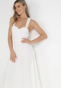 Born2be - Biała Sukienka Maxi z Ozdobnym Wiązaniem na Plecach Bremte. Kolor: biały. Długość: maxi #2