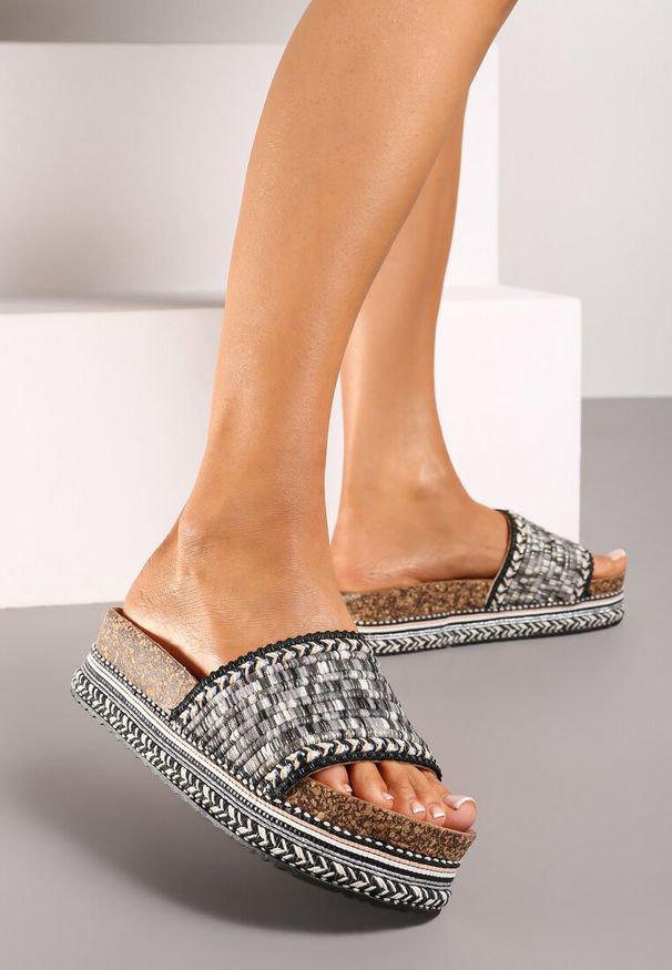 Renee - Czarne Klapki na Grubej Podeszwie Ozdobione Metaliczną Nicią Valentinas. Kolor: czarny. Materiał: jeans, len. Wzór: aplikacja. Sezon: lato