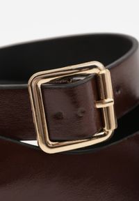 Renee - Ciemnobrązowe Sandały w Stylu Japonek Ozdobione Metaliczną Aplikacją Carover. Okazja: na co dzień. Zapięcie: pasek. Kolor: brązowy. Wzór: aplikacja. Styl: casual, elegancki #3