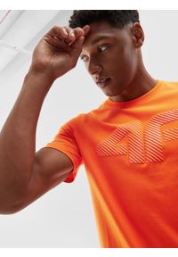 4f - T-shirt regular z nadrukiem męski - pomarańczowy. Kolor: pomarańczowy. Materiał: bawełna. Wzór: nadruk