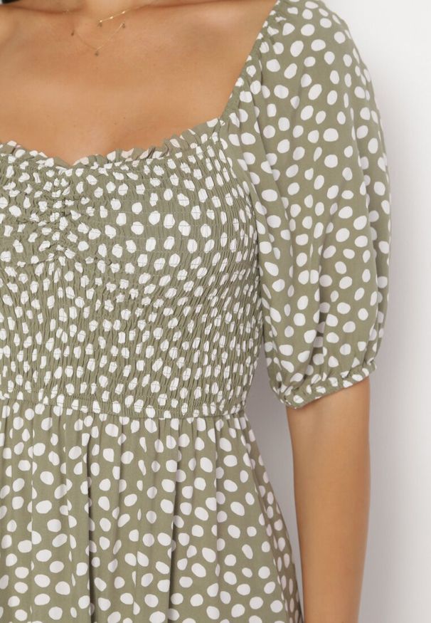 Born2be - Zielona Wiskozowa Rozkloszowana Sukienka Mini w Kropki z Falbanką Phelione. Kolor: zielony. Materiał: wiskoza. Wzór: kropki. Długość: mini