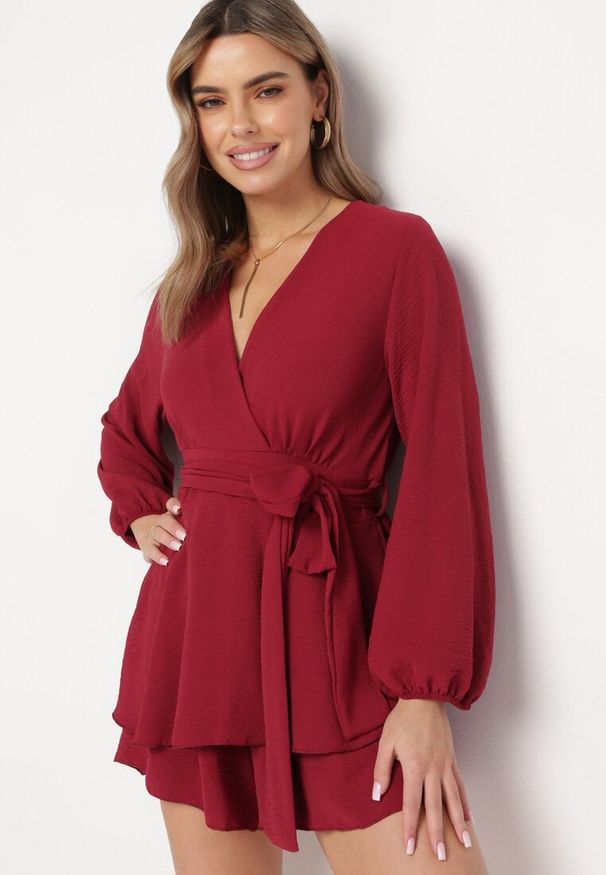 Born2be - Bordowa Kopertowa Sukienka Kombinezon Mini z Falbanką Bomina. Kolor: czerwony. Materiał: materiał