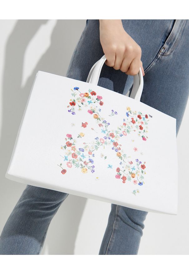 OFF-WHITE - Biała torba shopper ze strzałami. Kolor: biały. Wzór: gładki, kolorowy, kwiaty. Rodzaj torebki: do ręki
