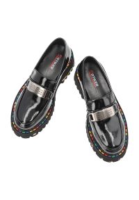 Czarne Półbuty Artiker Stylowe Obuwie Damskie. Okazja: na co dzień. Kolor: czarny. Materiał: skóra, lakier. Wzór: kolorowy, aplikacja. Obcas: na platformie. Styl: elegancki #6