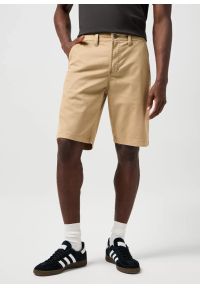 Wrangler - MESKIE SPODENKI WRANGLER CHINO SHORT PLAZA TAUPE 112362349. Okazja: na co dzień. Materiał: skóra, materiał, len, bawełna, elastan. Długość: do kolan. Sezon: lato. Styl: klasyczny, casual
