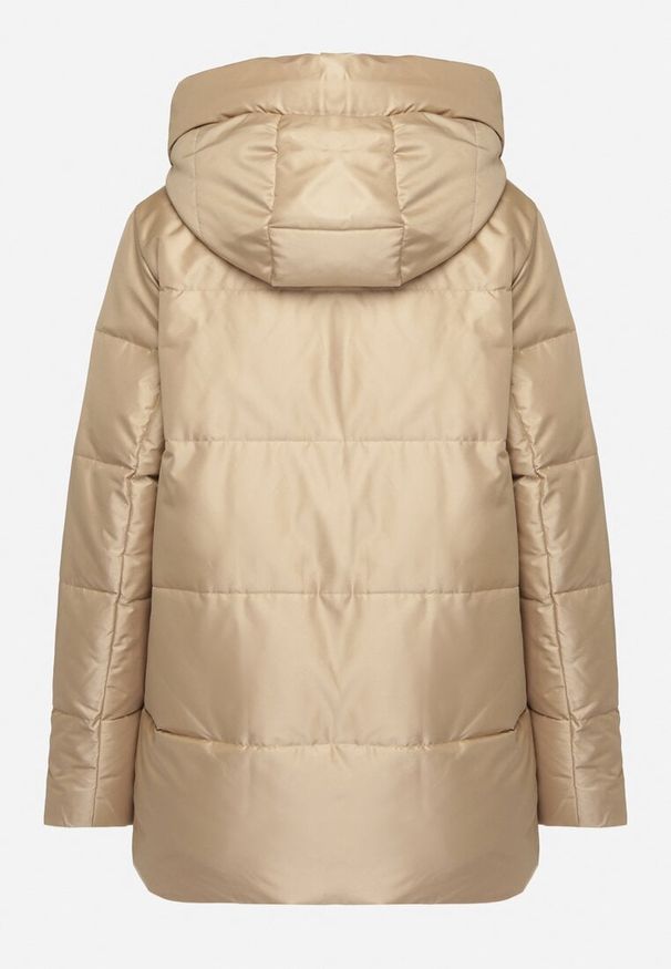 Born2be - Beżowa Pikowana Kurtka z Kapturem Wysokim Kołnierzem i Kieszeniami Zeririna. Okazja: na co dzień, na spacer. Typ kołnierza: kaptur. Kolekcja: plus size. Kolor: beżowy. Materiał: jeans. Styl: elegancki, casual