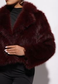 Renee - Bordowa Krótka Kurtka z Futerkiem Zdobiona Szerokim Kołnierzem Tormia. Okazja: na spacer, na co dzień. Kolor: czerwony. Materiał: futro. Długość: krótkie. Wzór: aplikacja. Styl: casual, klasyczny #3
