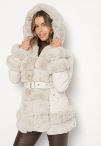 Born2be - Jasnobeżowa Taliowana Kurtka z Paskiem Kapturem i Ozdobnym Futrem Rainaria. Okazja: na co dzień, do pracy, na spotkanie biznesowe. Kolor: beżowy. Materiał: futro. Styl: biznesowy, casual, retro, elegancki #1