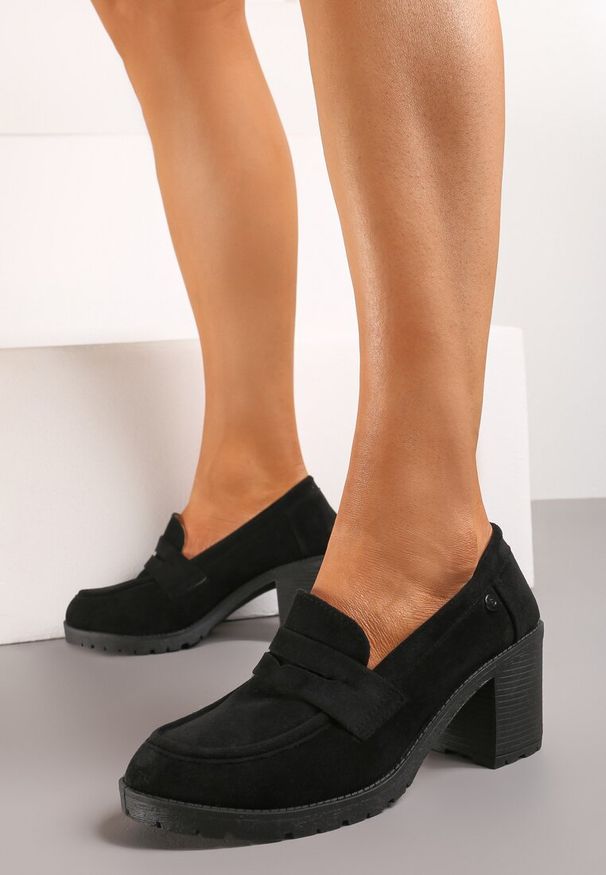 Renee - Czarne Mokasyny z Ekozamszu na Platformie Ozdobione Paseczkiem Adrancia. Kolor: czarny. Materiał: zamsz. Wzór: aplikacja. Obcas: na platformie