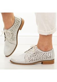 Białe ażurowe skórzane półbuty damskie Cambell 19386. Okazja: na co dzień. Nosek buta: okrągły. Kolor: biały. Szerokość cholewki: normalna. Wzór: ażurowy. Materiał: skóra. Sezon: wiosna, lato. Obcas: na obcasie. Styl: casual, klasyczny, elegancki #1