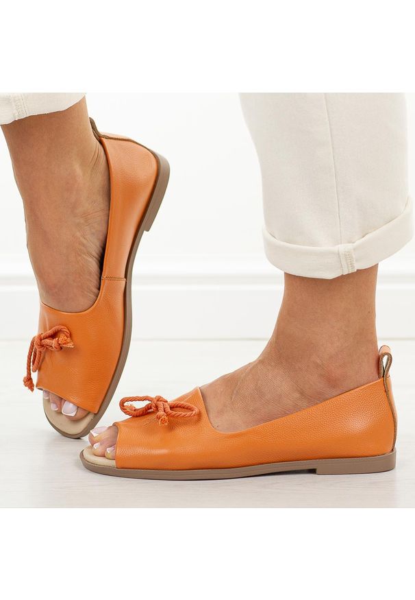 DiA - Pomarańczowe skórzane płaskie sandały damskie Dia 9019. Okazja: na co dzień. Kolor: pomarańczowy. Materiał: skóra. Sezon: wiosna, lato. Obcas: na płaskiej podeszwie. Styl: casual
