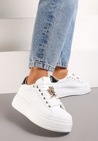 Renee - Biało-Czarne Sneakersy na Platformie z Metalicznymi Ozdobami Tranquilla. Okazja: na co dzień. Kolor: biały. Materiał: jeans, bawełna. Wzór: aplikacja. Obcas: na platformie #6