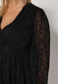 Born2be - Czarna Rozkloszowana Sukienka z Siateczki z Kwiatowym Wzorem Vidnessa. Okazja: na co dzień. Typ kołnierza: dekolt w kształcie V. Kolekcja: plus size. Kolor: czarny. Materiał: poliester. Wzór: kwiaty. Typ sukienki: dla puszystych. Styl: casual, klasyczny #3