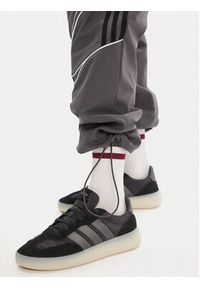 Adidas - adidas Spodnie dresowe Teamgeist adicolor JW5870 Szary Loose Fit. Kolor: szary. Materiał: syntetyk
