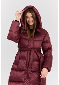 Hetrego - HETREGO Bordowy damski puchowy płaszcz Karen Woman Quilted Coat, Rozmiar 42 EU - 46 IT. Kolor: czerwony. Materiał: puch. Długość rękawa: długi rękaw. Długość: do kolan. Sezon: zima. Styl: elegancki, klasyczny #6