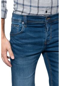Mustang - MUSTANG CHICAGO SHORT MĘSKIE SZORTY KRÓTKIE SPODENKI DENIM BLUE 1011731 5000 682. Okazja: na co dzień, na spacer. Materiał: denim. Długość: krótkie. Sezon: lato. Styl: klasyczny, elegancki, casual