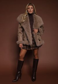Renee - Brązowa Dwustronna Kurtka Biker Ozdobiona Futerkiem Flitta. Okazja: na co dzień. Kolor: brązowy. Materiał: futro. Wzór: aplikacja. Styl: casual, elegancki
