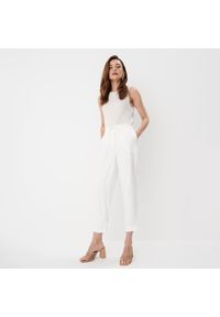 Mohito - Spodnie joggery z lnem - Biały. Kolor: biały. Materiał: len #1